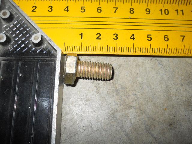 Болт задней крышки КПП М10х20 HOWO 636015110