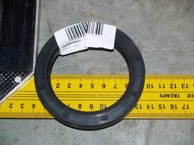 Сальник TC70х95х12 CDM843/855 HG4-692-67