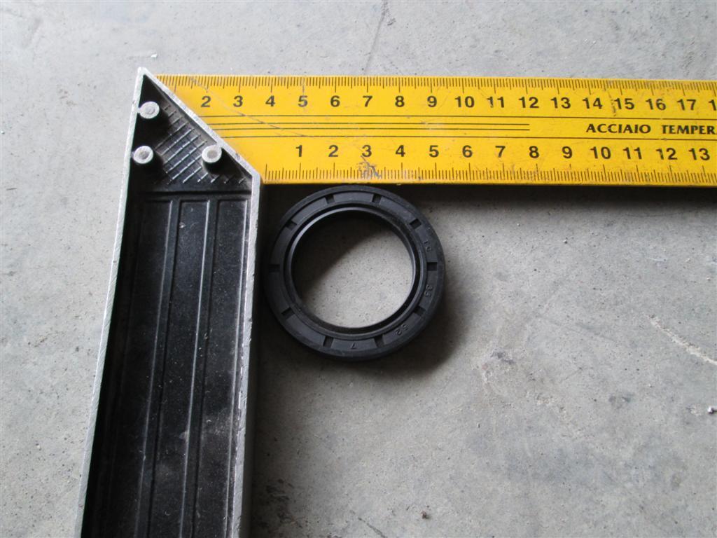 Сальник воздушного компрессора одноцилиндрового 32х52х7 (Euro 2/Euro 3) Howo 1706005078