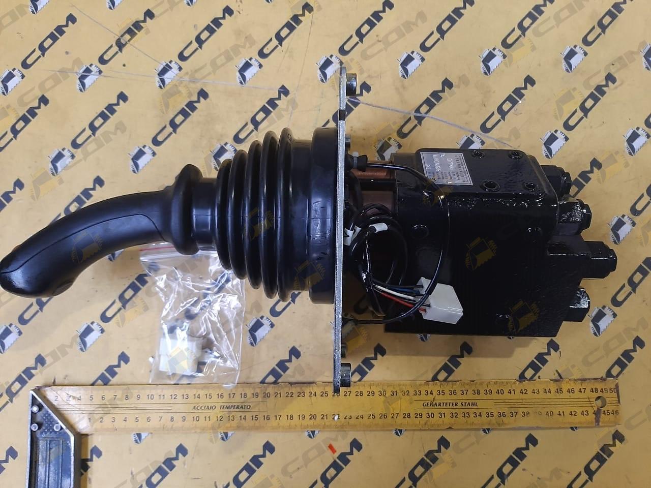 Клапан управления гидравлической системой (джойстик 1 рукоятки) CDM855